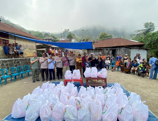 Usai Gempa, Polres Ende Polda NTT Hadir Bawa Sembako dan Sentuhan Trauma Healing di Demulaka
