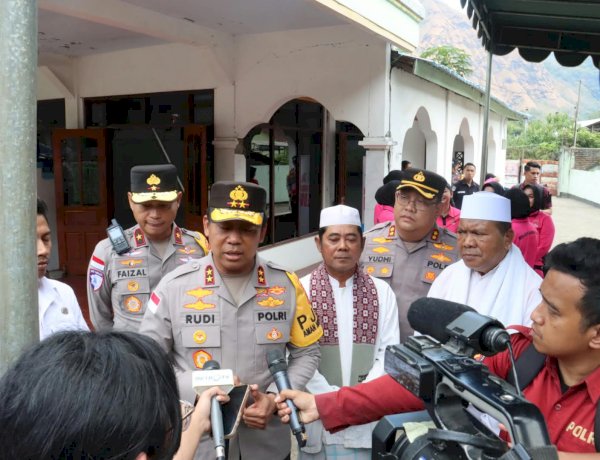 Wujud Kepedulian Pasca Gempa, Kapolda NTT Tinjau Masjid Attaqwa Lokoboko dan Salurkan Bantuan Ronovasi Rp100 Juta