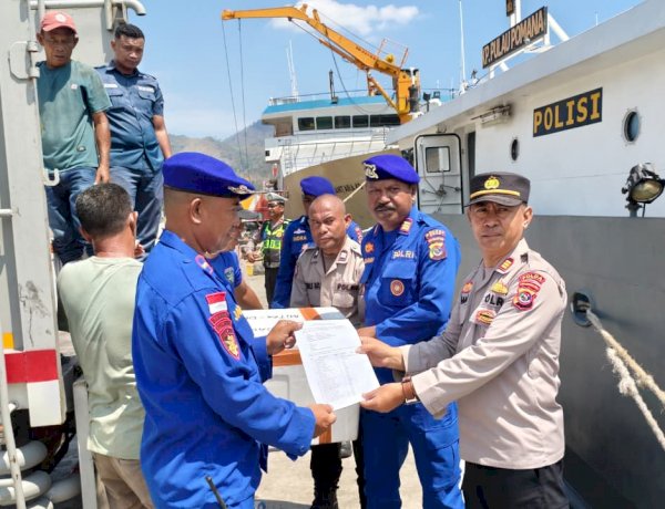 Misi Kemanusiaan Kapal Polairud KP Pomana XXII-3017 Bawa Ratusan Paket Bantuan Polda NTT untuk Tiga Kabupaten