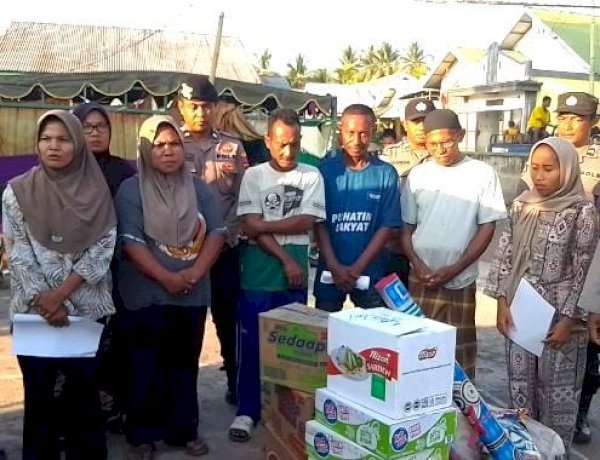 Polri Hadir di Tengah Warga, Kapolda NTT dan Kapolres Ende Salurkan Bantuan Sosial untuk Korban Gempa di Pulau Ende