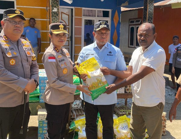 Bantu Warga Terdampak Gempa Flores: Kapolres Ende Bersama Bupati TTU dan Kapolres TTU Salurkan Bantuan Sosial di Desa Rukuramba