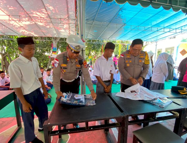 Kapolres Ende dan Bhayangkari Serahkan Bantuan Pendidikan dan Sembako untuk Santri Pesantren Walisanga