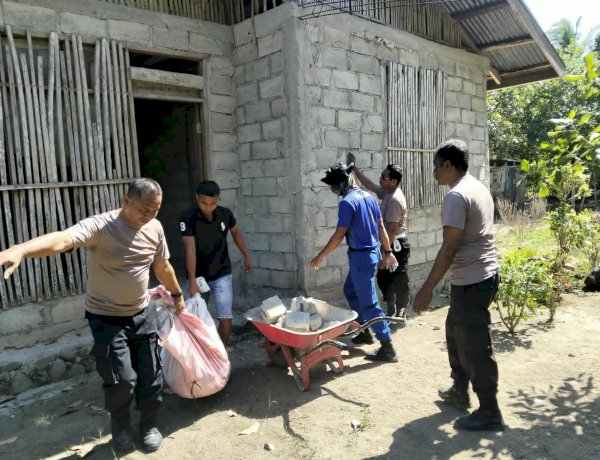 Pasca Gempa Flores, Polsek Maurole dan Anggota PolAirud Ropa Gotong Royong Bersihkan Puing Rumah Warga di Keliwumbu