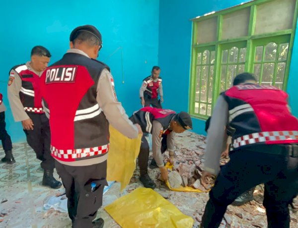 Polres Ende Bergerak Cepat, Sat Samapta Gotong Royong Bersihkan Puing Rumah Warga Terdampak Gempa di Puubheto