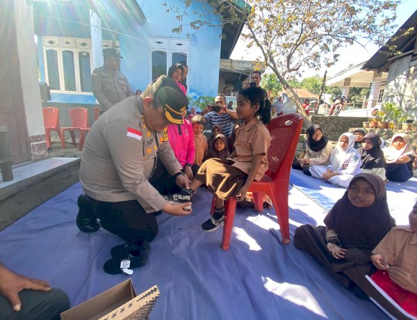 Aksi Nyata ​Kapolres Ende Polda NTT Bersama Bhayangkari Menyerahkan Bantuan Perlengkapan Sekolah dan Susu untuk Anak Sekolah