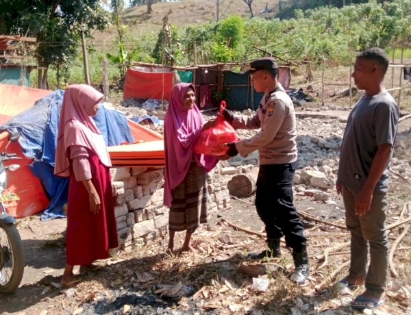 Dukung Pemulihan Pasca Gempa, Polsek Ende Salurkan Bantuan kepada Warga Terdampak