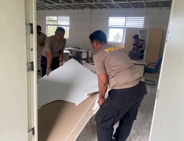 Pulihkan Trauma Pascagempa, Personel Sat Samapta Polres Ende Bergotong Royong Bersihkan Puing Bangunan MTsN 3 Ende