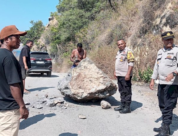 Polsek Maurole Polres Ende bersama Warga Gotong Royong Bersihkan Batu Penutup Badan Jalan Pasca Gempa