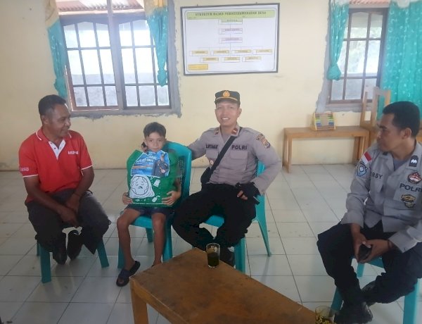 Tempuh Medan Sulit, Kapolsek Ende Salurkan Bantuan Kapolres Ende untuk Anak Yatim Penyintas Gempa