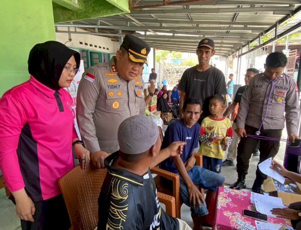 ​Kapolres Ende Bersama Bhayangkari Salurkan Bantuan Ibu Kapolri serta Gelar Pengobatan Gratis untuk Korban Gempa di Aembonga