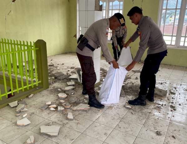 Bersihkan Puing Rumah Ibadah, Apresiasi Imam Masjid Daarul Jamaal untuk Polres Ende
