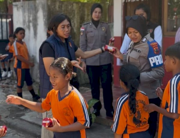 Senyum Ceria Anak Sekolah, Polwan Polres Ende Polda NTT Turun Langsung Bagikan Makanan Bergizi