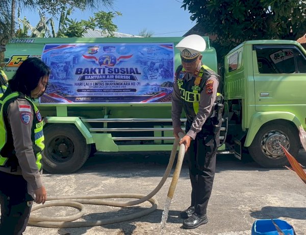 Satlantas Polres Ende Polda NTT Salurkan 10 Ribu Liter Air Bersih di Hari Lalu Lintas Bhayangkara Ke-71