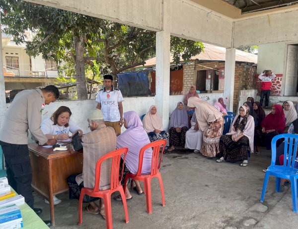 Bantu Warga Pasca Gempa, Sidokkes Polres Ende Polda NTT Gelar Pelayanan Kesehatan Keliling
