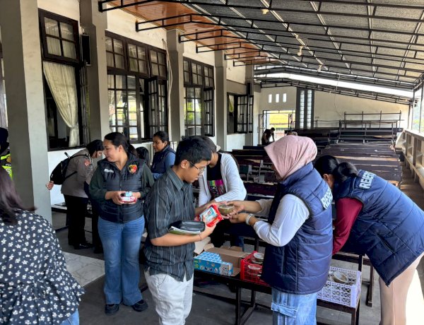 ​Peduli Pasca Gempa, Polwan Polres Ende Polda NTT Salurkan Makanan Bergizi untuk Anak Anak Terdampak di Gereja Syalom