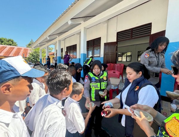 Polwan Polres Ende Polda NTT Terus Bagikan Makanan Bergizi bagi Ratusan Siswa SMP Swasta Kristen Ende Pascagempa