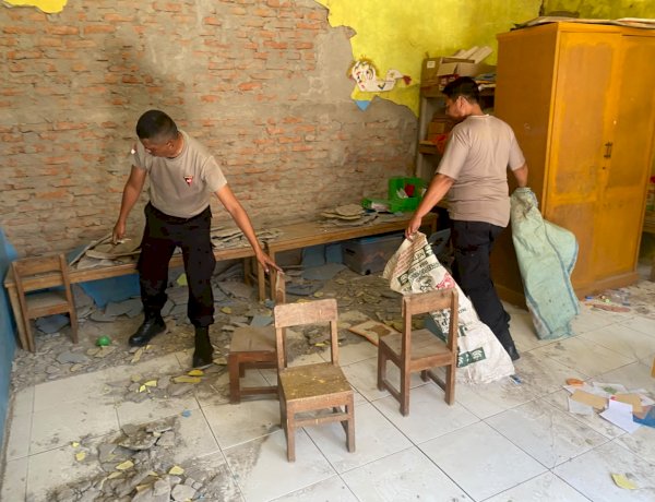 Polres Ende Polda NTT Terus Bergotong Royong Bersihkan Puing PAUD Mekar Sari Pasca Gempa, Pemdes Manulondo Ucapkan Terima Kasih