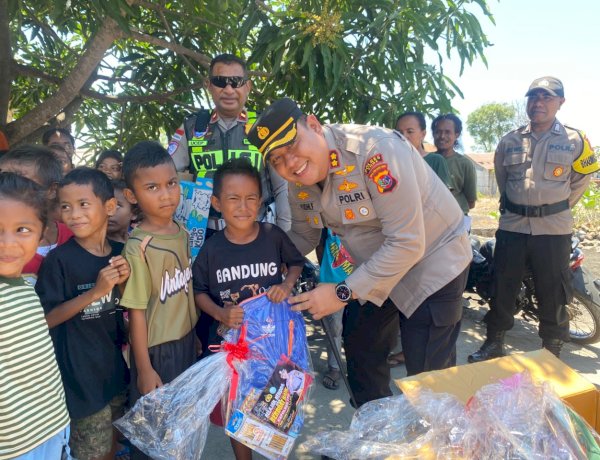 Sentuhan Kasih Kapolres Ende Serahkan Bansos dari Kapolres TTU kepada Warga dan Anak Sekolah Korban Gempa di Desa Ulu Dala Maurole