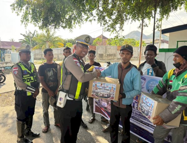 Satlantas Polres Ende Polda NTT Bagi Bagi Sembako ke Pengemudi Ojek dan Warga Kurang Mampu di Hari Lalu Lintas ke-71