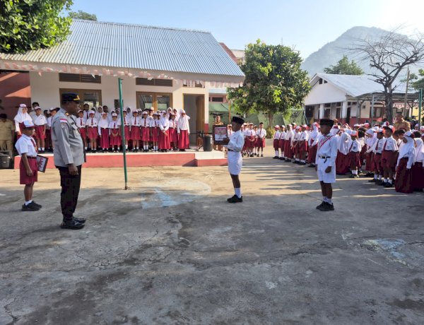 Kasat Binmas Polres Ende Polda NTT Tekankan Kesiapsiagaan Bencana dan Edukasi Empati Saat Jadi Irup di SDI Ende 1 dan SDN Ende 9
