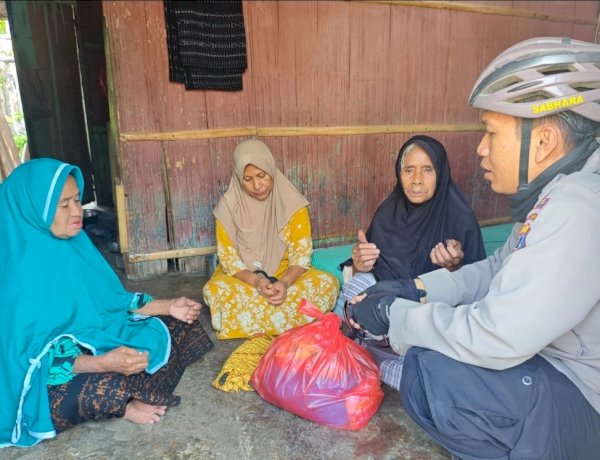 Gowes Anjangsana, Kapolsek Ende Salurkan Bantuan Sembako kepada Lansia Penyintas Gempa Flores