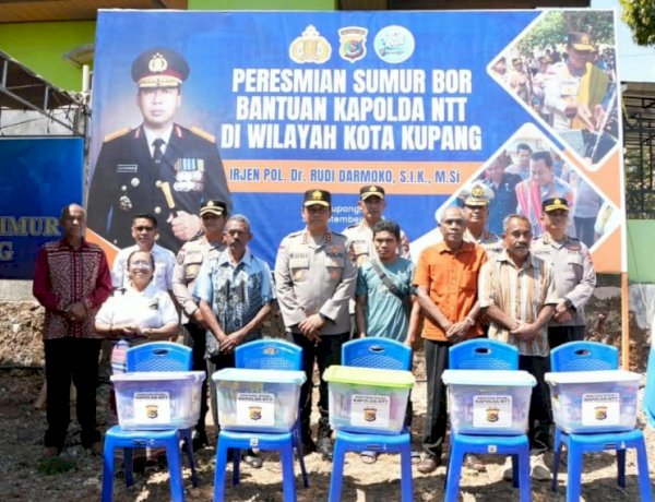 Resmikan Delapan Titk Sumur Bor, Kapolda NTT Salurkan Bansos kepada Warga Kelurahan Belo