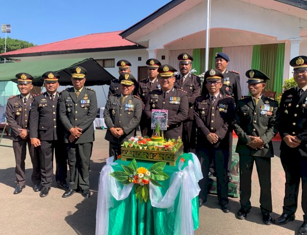 Perkuat Sinergitas, Polres Ende Beri Kejutan Tumpeng pada Peringatan HUT ke-81 TNI