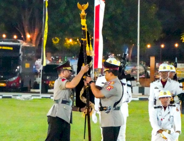 Penyerahan Paraka Catya Turangga Wira Sakti Tandai Pergantian Kepemimpinan Polda NTT dari Komjen Pol. Dr. Rudi Darmoko, S.I.K., M.Si. kepada Irjen Pol. Reza Arief Dewanto, S.I.K.