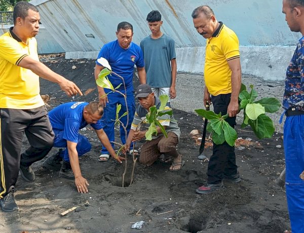 Aksi Nyata Jaga Lingkungan, Satpolairud Polres Ende Polda NTT Tanam Stek Pohon Ketapang di Pantai Kotaraja