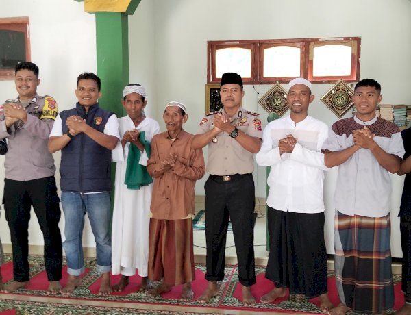 Gelar Jumling di Masjid Al-Mujahidin, Kapolsek Maurole Ajak Masyarakat Jaga Kamtibmas bersama Wilayah Maurole