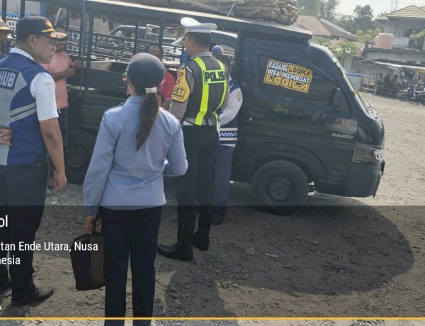 Pastikan Keselamatan Pengemudi dan Penumpang, Satlantas Polres Ende Bersama Dishub Laksanakan Kegiatan Rump Cek Kendaraan di Terminal Ndao