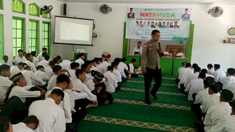 Bentengi-Generasi-Muda-dari-Narkoba,-Sat-Binmas-Polres-Ende-Edukasi-Ratusan-Siswa-Baru-di-MAN-Ende