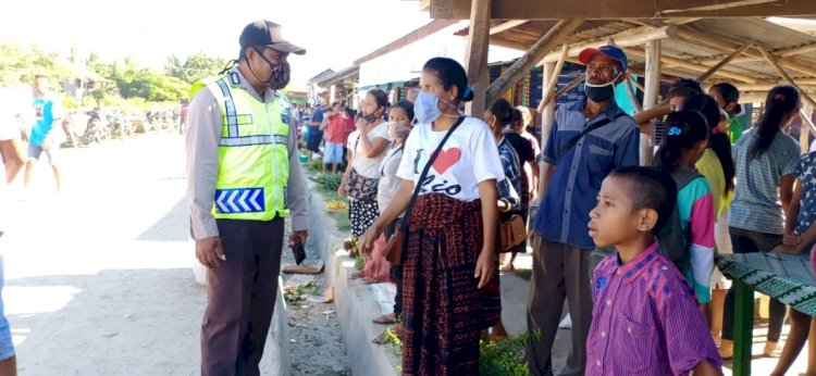 Sambangi Pasar, Bhabinkamtibmas Polsek Maukaro Berikan Himbauan terkait New Normal