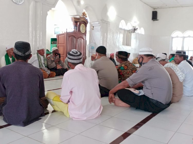 Kapolsek Pulau Ende Laksanakan Ibadah Sholat Jumat Bersama Warga