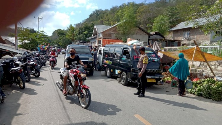 Antisipasi Kemacetan Bhabinkamtibmas Polsek Nangapanda Atur Arus Lalu Lintas Di Pasar Mingguan
