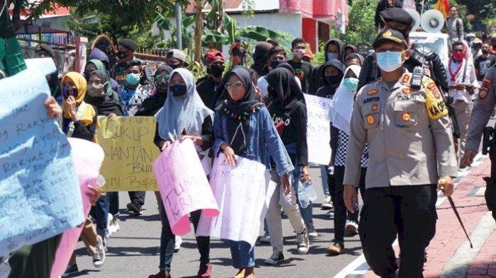 Kawal Demo, Kapolres Ende Ikut Jalan Kaki Bersama Pengunjuk Rasa