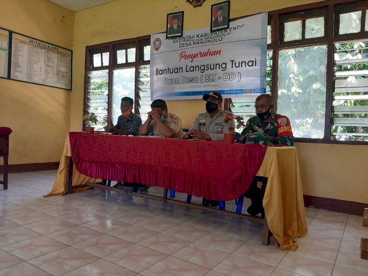Bhabinkamtibmas Polsek Maurole Kawal Penyaluran BLTDD Di Wilayah Binaannya