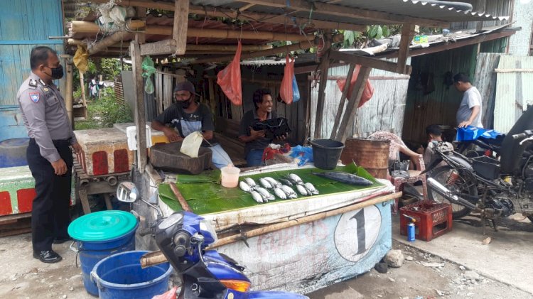 Sambangi Pasar Tradisional, Kanit Binmas Polsek Nangapanda Lakukan Himbauan Kesehatan Kepada Para Pedagang dan Pembeli