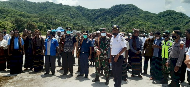 Kapolsek Maurole Pimpin Langsung Pengamanan Kunjungan Bupati Ende Di Kecamatan Maurole