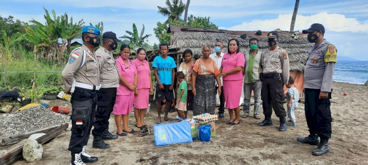 Peduli Kemanusian, Polsek Maurole Bersama Bhayangkari Ranting Maurole Serahkan Bantuan untuk Warga Desa Aewora, Kec.Maurole, Kab.Ende