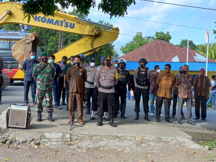Personel Gabungan Polres Ende Gelar Pengamanan Eksekusi Tanah Di Jalan Pahlawan