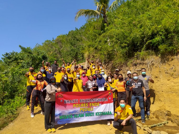 Sambut Hari Bhayangkara Ke-75, Polres Ende Laksanakan Kegiatan Bhakti Bhayangkara Peduli Wisata Alam Bukit Kezimara