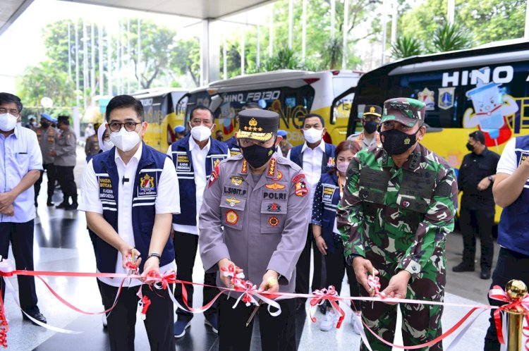 Kapolri Lepas Bus Vaksinasi Keliling Sasar Warga yang Tak Terjangkau