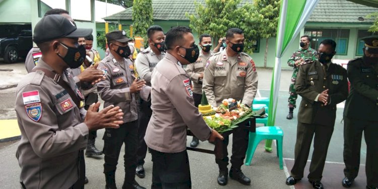 Rayakan HUT TNI Ke-76, Bhabinkamtibmas Polres Ende Beri Kejutan