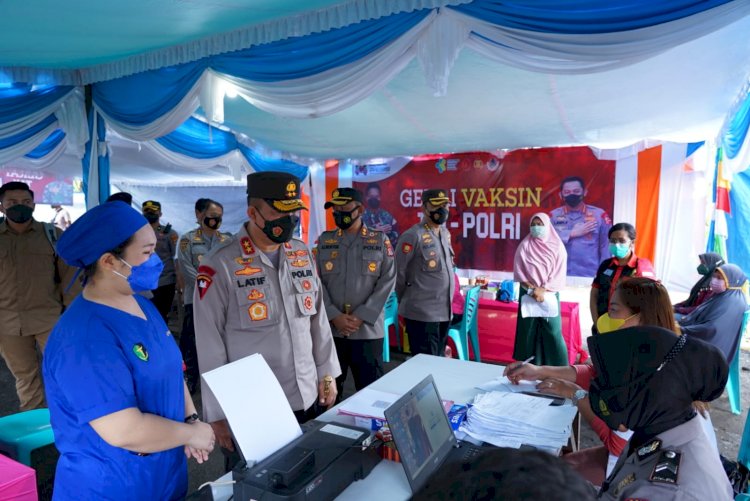Tinjau Gerai Vaksinasi TNI Polri di Ende, Kapolda NTT Semangati Warga Masyarakat Agar Tetap Menjaga Prokes