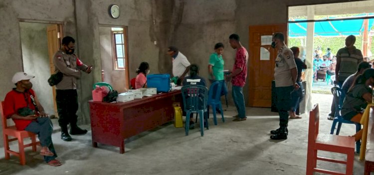 Polsek Maukaro Laksanakan Pengamanan Vaksinasi Covid-19 Dalam Rangka Hari Kesehatan Nasional