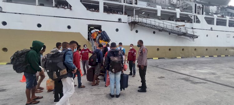 KP3 Laut Polres Ende Lakukan Pengamanan Dan Pemantauan Kedatangan/ Keberangkatan Kapal KM AWU