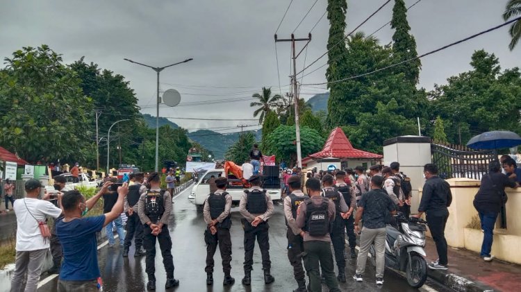 Personil Polres  Ende Kawal Aksi Unjuk Rasa Damai Dari Aliansi Masyarakat Bersih Kabupaten Ende