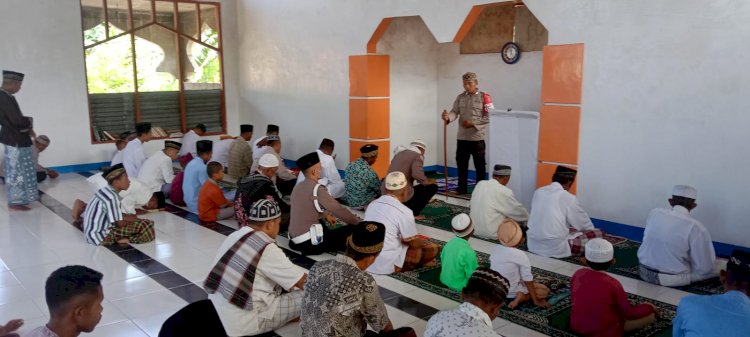 Dengan Jumat Barokah, Kapolsek Lio Timur Bersama Anggota Bersilaturahmi Dengan warga Desa Hobatua Di Masjid Nur Ibadah Lelu