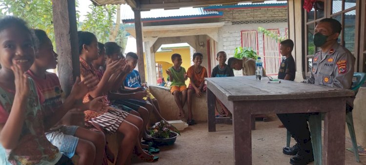 Sambil Patroli Kamtibmas, Kapolsek Nangapanda Menyapa Anak Sekolah SDK Ndetuwaru